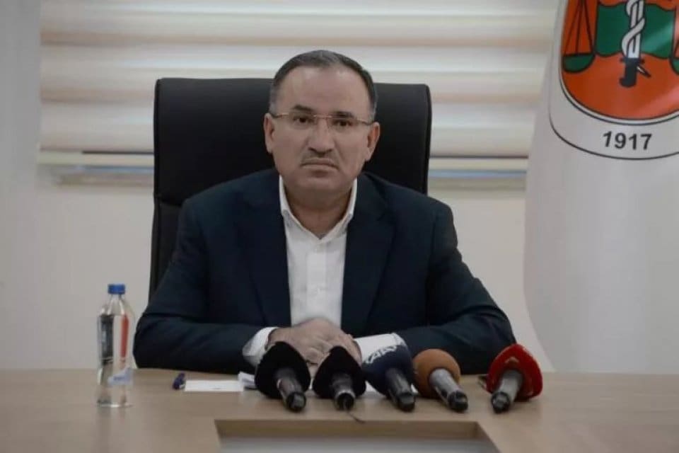 Adalet Bakanı Bekir Bozdağ, yaptığı a&ccedil;ıklamada deprem b&ouml;lgesindeki davaların 2
