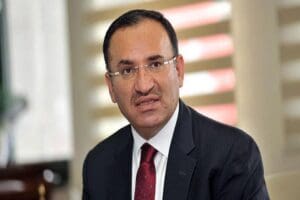 Adalet Bakanı Bozdağ şarkıcı G&uuml;lşen'in tutuklanmasıyla ilgili eleştirilere tepki g&ouml;sterdi.