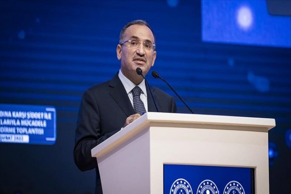 Adalet Bakanı Bozdağ, "İyi hal indirimi, kravattan, elbiseden, bıyıktan, sa&ccedil;tan,