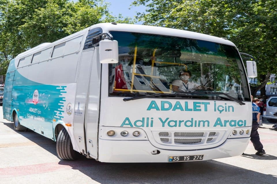 İzmir B&uuml;y&uuml;kşehir Belediye Başkanı Tun&ccedil; Soyer&rsquo;in t&uuml;m kent hizmetlerine eşit