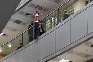 İstanbul Adalet Sarayı'nda intihar girişimi hareketliliği yaşandı. &Ccedil;ağlayan'da bulunan İstanbul
