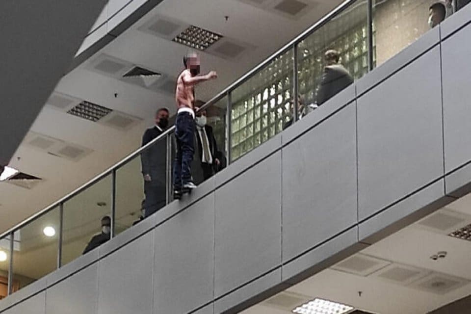 İstanbul Adalet Sarayı'nda intihar girişimi hareketliliği yaşandı. &Ccedil;ağlayan'da bulunan İstanbul