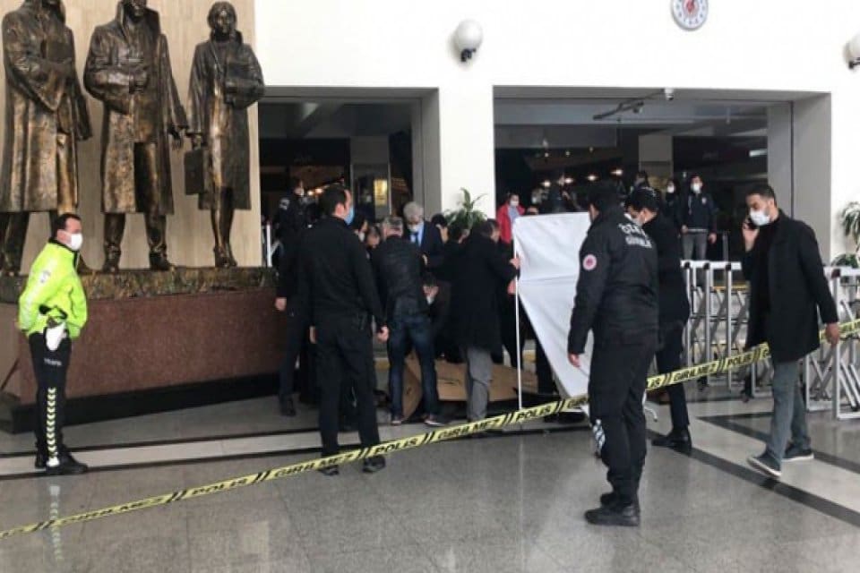 Bakırk&ouml;y Adalet Sarayı'nda g&ouml;rev yapan m&uuml;başir 7. kattan atladı. Olay