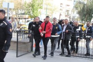 Aydın'ın Kuşadası il&ccedil;esinde, zorla bir araca bindirip g&ouml;t&uuml;rd&uuml;kleri 2 arkadaşı