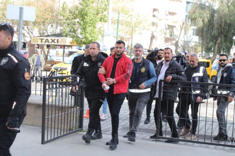 Aydın'ın Kuşadası il&ccedil;esinde, zorla bir araca bindirip g&ouml;t&uuml;rd&uuml;kleri 2 arkadaşı