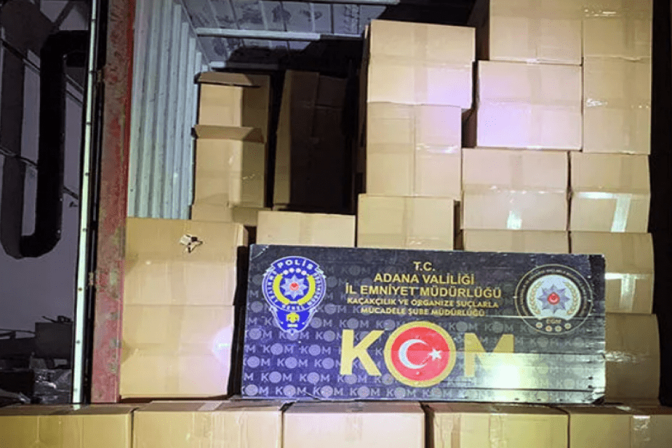 Adana'da polisin durdurduğu kamyonda yapılan aramada 15 milyon adet ka&ccedil;ak