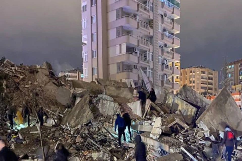 &Ccedil;evre, Şehircilik ve İklim Değişikliği İl M&uuml;d&uuml;rl&uuml;ğ&uuml; ekipleri tarafından deprem