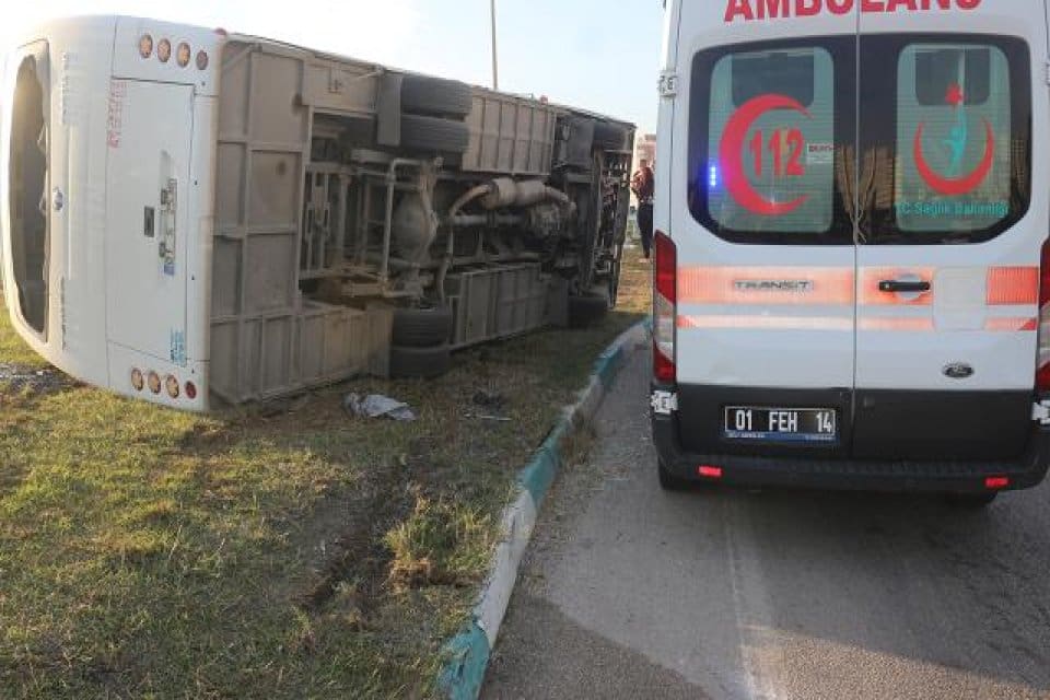 Adana'da fabrika iş&ccedil;ilerini taşıyan servis aracının devrilmesi sonucu 15 kişi