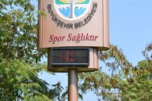 Adana'da Ağustos ayının son günlerinde, termometreler güneşin altında 42 dereceyi