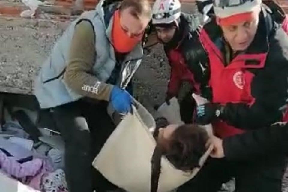 Adıyaman'da yıkılan apartmanın enkazında kalan G&ouml;zde G&uuml;ven (31) ile Musab