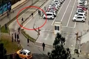 Diyarbakır'da, adliye &ouml;n&uuml;nde yabancı uyruklu iki grup arasında &ccedil;ıkan; taş,