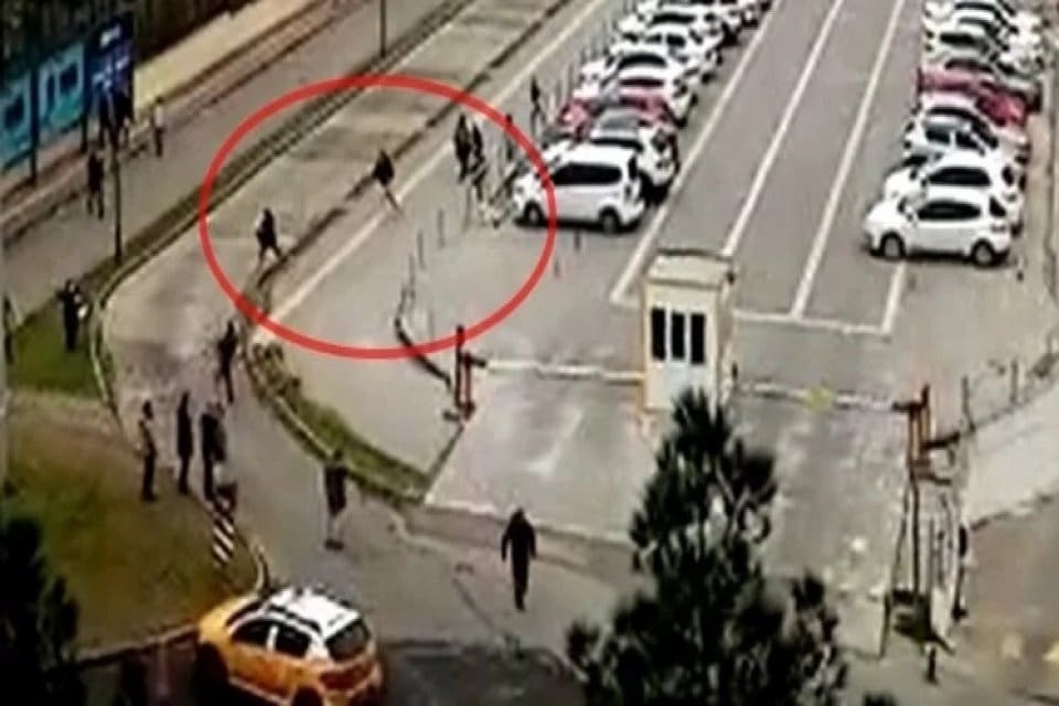 Diyarbakır'da, adliye &ouml;n&uuml;nde yabancı uyruklu iki grup arasında &ccedil;ıkan; taş,