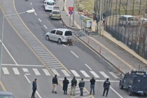 Diyarbakır Adliyesi&rsquo;nin arka giriş kapısına yakın mesafede yol ortasında duran