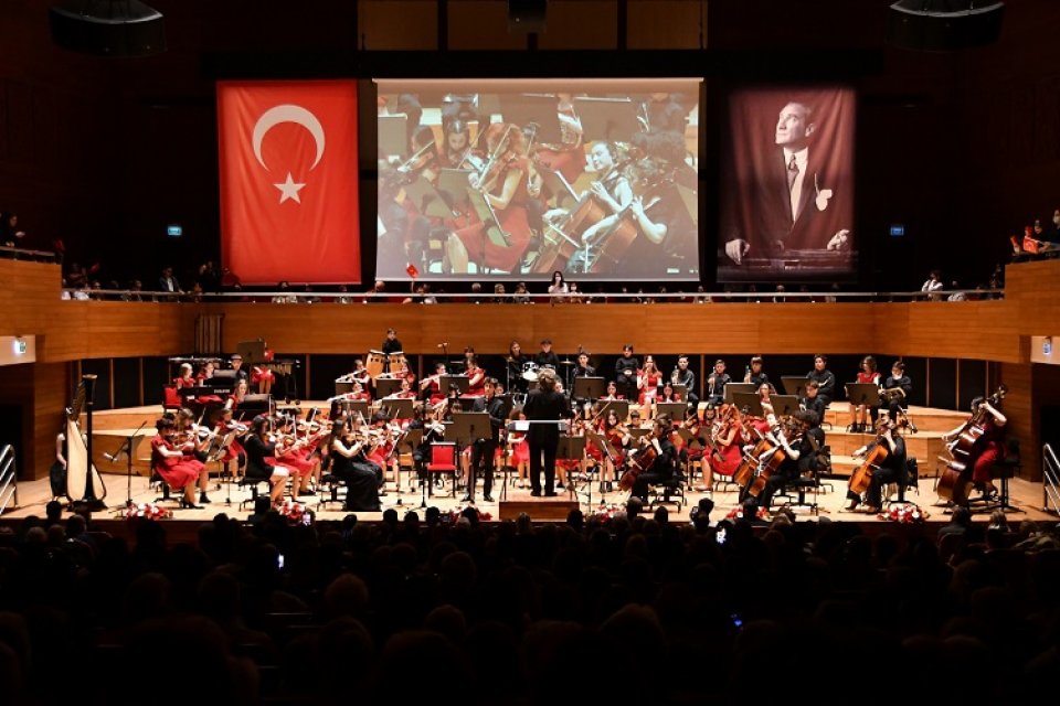 ​&Ccedil;ocukların hem sanatı sevmesi hem de yaşayarak &ouml;ğrenmesi hayaliyle yola