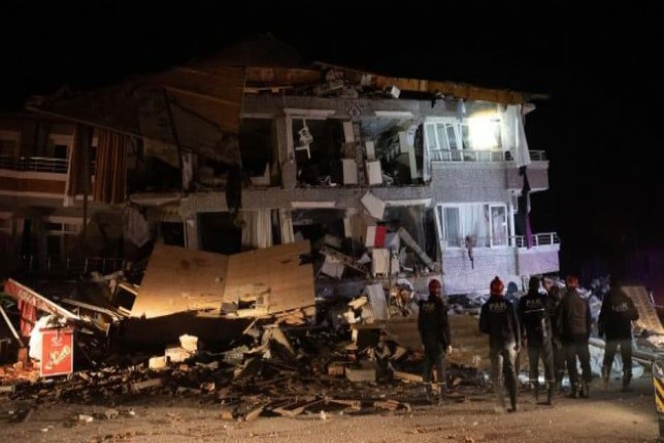 AFAD'dan yapılan a&ccedil;ıklamada, Hatay'da saat 20.04'te meydana gelen 6.4 b&uuml;y&uuml;kl&uuml;ğ&uuml;ndeki