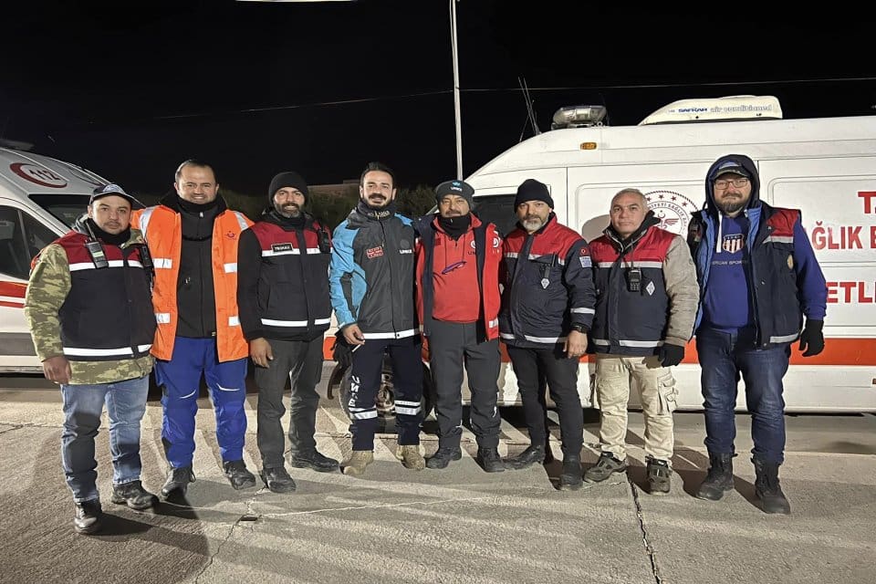 On ilde b&uuml;y&uuml;k yıkıma ve on binlerce vatandaşımızın yaşamını yitirmesine