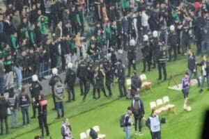 Kocaelispor ile Sakaryaspor'un depremzedeler yararına karşılaştığı ma&ccedil;ın son dakikalarında taraftarlar