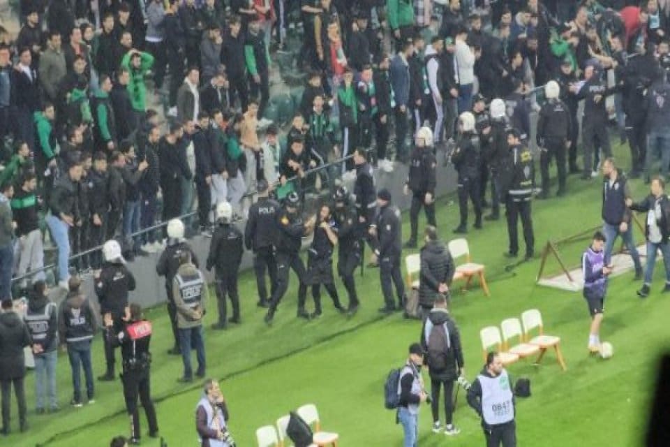 Kocaelispor ile Sakaryaspor'un depremzedeler yararına karşılaştığı ma&ccedil;ın son dakikalarında taraftarlar