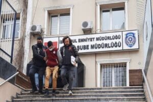 Esenler'de Afganistanlı iki kişi, ev arkadaşlarını &ouml;ld&uuml;rd&uuml;kleri iddiasıyla tutuklandı. Bı&ccedil;aklayarak