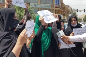 Afganistan'ın başkenti Kabil'de bir grup kadın, Taliban militanları karşısında protesto