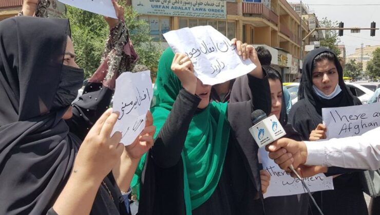Afgan kadınlar Taliban'ı protesto etti