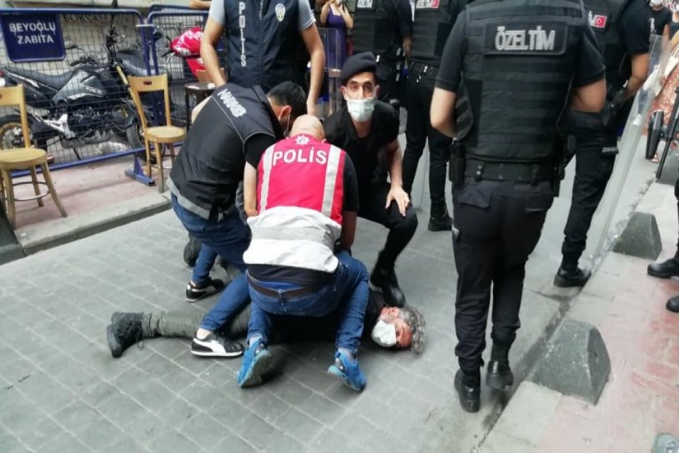 T&uuml;rkiye Gazeteciler Sendikası, AFP muhabiri B&uuml;lent Kılı&ccedil;'a m&uuml;dahale eden polisler