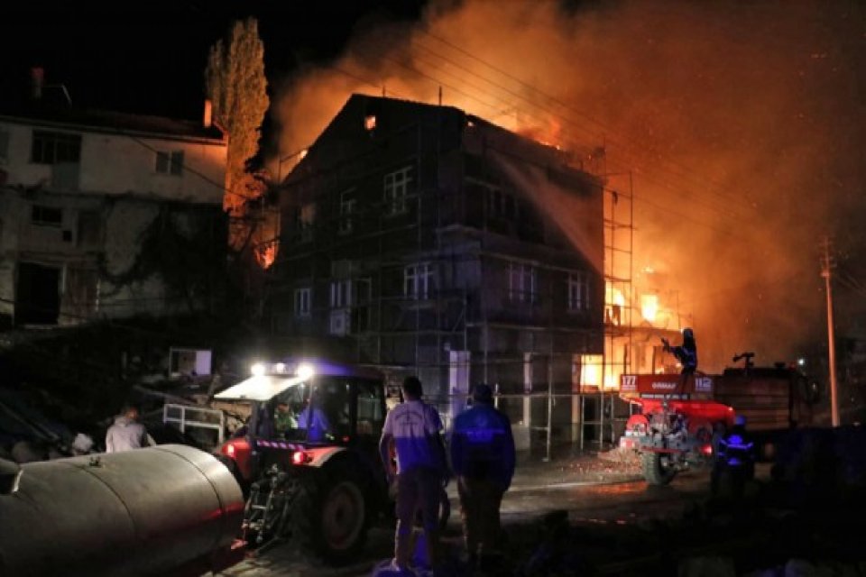 Afyonkarahisar'ın Sandıklı ilçesinde çıkan yangında 3 ev ve  bir ahır kullanılamaz hale geldi. Alınan bilgiye göre, ilçeye