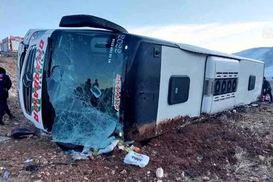 Afyonkarahisar'ın Dinar il&ccedil;esi yakınlarında yolcu otob&uuml;s&uuml;n&uuml;n devrildiği kazada ilk belirlemelere