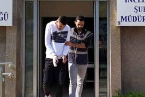 İzmir'in Bayraklı il&ccedil;esinde &uuml;vey ağabeyi Efecan Demirtaş'ı (25) bı&ccedil;aklayarak &ouml;ld&uuml;ren