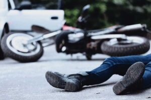 İzmir'in Gaziemir il&ccedil;esinde, kontrolden &ccedil;ıkarak ağaca &ccedil;arpan motosikletin s&uuml;r&uuml;c&uuml;s&uuml; Murat