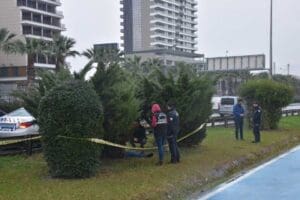 İzmir'in Bayraklı il&ccedil;esinde Musa K., ağa&ccedil;ların arasında başına dayadığı tabancayı
