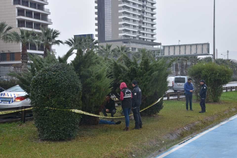 İzmir'in Bayraklı il&ccedil;esinde Musa K., ağa&ccedil;ların arasında başına dayadığı tabancayı