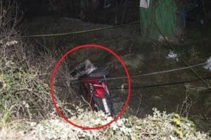 İstanbul Ey&uuml;psultan'da yol kenarındaki ağa&ccedil;lık alana devrilip yanan otomobilde bulunan