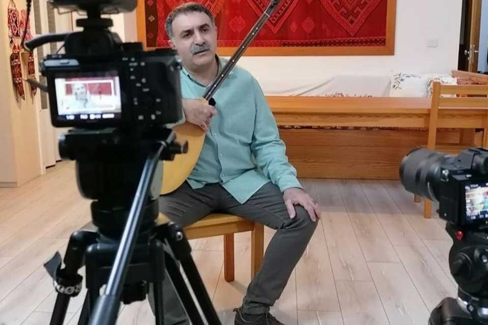 T&uuml;rk Halk M&uuml;ziği&rsquo;ne damgasını vurmuş &uuml;nl&uuml; sanat&ccedil;ıların saz ile tanışma