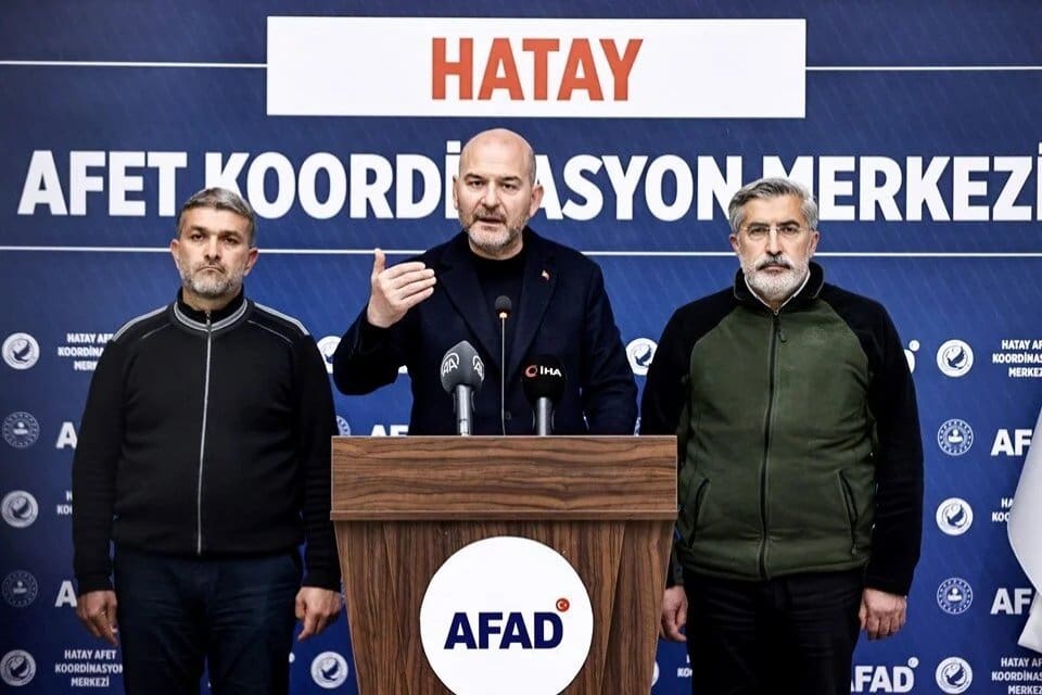 Afet b&ouml;lgelerindeki acil yıkılacak veya ağır hasarlı binalara girişler yasaklandı.