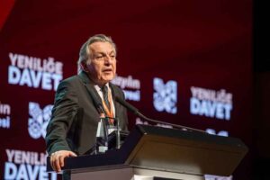 İzmir B&uuml;y&uuml;kşehir Belediyesi&rsquo;nin d&uuml;zenlediği İkinci Y&uuml;zyılın İktisat Kongresi kapsamında konuşan