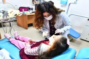 İzmir B&uuml;y&uuml;kşehir Belediyesi Eşrefpaşa Hastanesi Diş Hekimi Sırma Karaer,&nbsp; toplumun