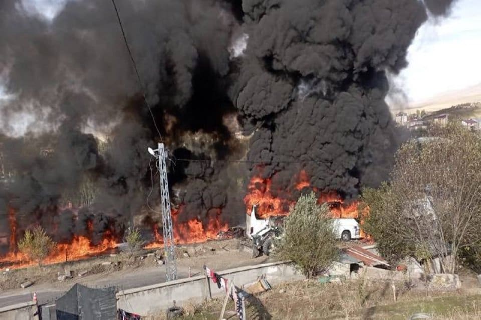 Ağrı'nın Tutak il&ccedil;esinde yolcu otob&uuml;s&uuml;, TIR ve tankerin karıştığı kazada,