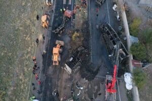 Ağrı'nın Tutak il&ccedil;esinde yolcu otob&uuml;s&uuml;n&uuml;n TIR ve yan yatan şeker