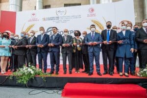 İzmir B&uuml;y&uuml;kşehir Belediye Başkanı Tun&ccedil; Soyer, 80 &uuml;lkeden 774 katılımcısı