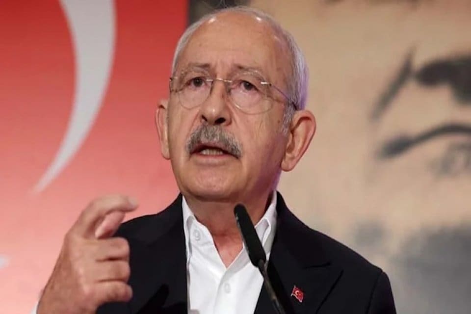CHP lideri Kemal Kılı&ccedil;daroğlu, depremzedeler i&ccedil;in yardım organizasyonları d&uuml;zenleyen Haluk