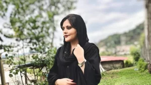 İran'da baş&ouml;rt&uuml;s&uuml; kurallarına uymadığı gerek&ccedil;esiyle g&ouml;zaltına alınan ve 3 g&uuml;n