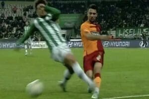 Konyaspor-Galatasaray ma&ccedil;ında Dubois'a yaptığı hareket sebebiyle sarı kart g&ouml;ren Konyasporlu
