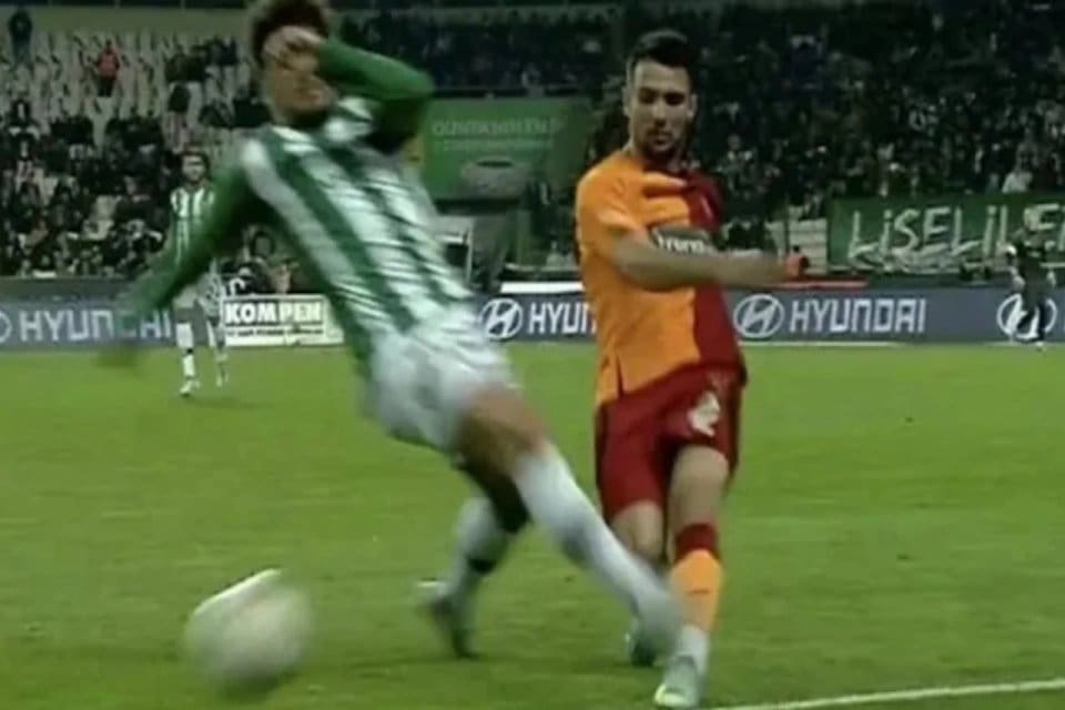 Konyaspor-Galatasaray ma&ccedil;ında Dubois'a yaptığı hareket sebebiyle sarı kart g&ouml;ren Konyasporlu