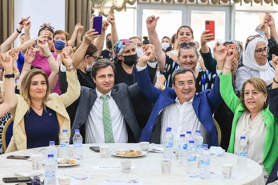 Konak Belediye Başkanı Abd&uuml;l Batur, CHP Konak İl&ccedil;e Başkanlığı&rsquo;nın d&uuml;zenlediği