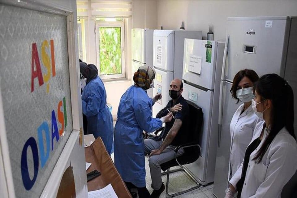 COVID-19'a karşı aşılamada yoğun mesai harcayan aile hekimleri ve aile