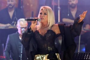 Usta sanat&ccedil;ı Ajda Pekkan corona vir&uuml;se yakalandı. Konserleri ertelenen ve