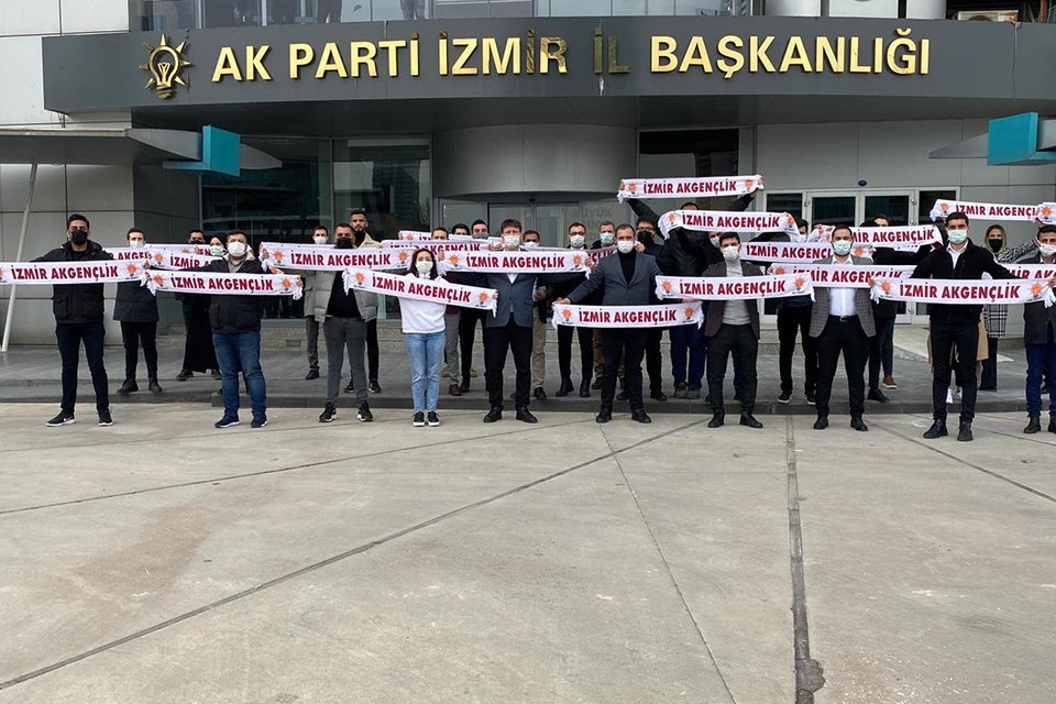 İzmir teşkilatları ve parti gen&ccedil;liği; İzmir İl Gen&ccedil;lik Kolları Başkanı