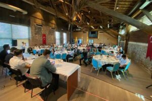 İzmir’de, Genç Esnaf Buluşmaları’na katılan AK Parti Genel Başkan Yardımcısı