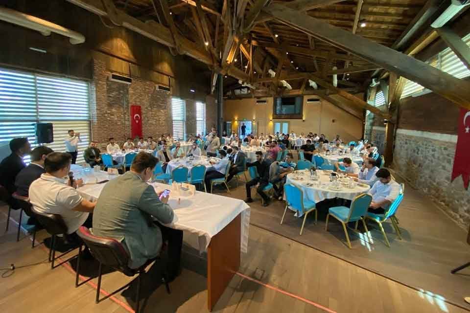 İzmir’de, Genç Esnaf Buluşmaları’na katılan AK Parti Genel Başkan Yardımcısı